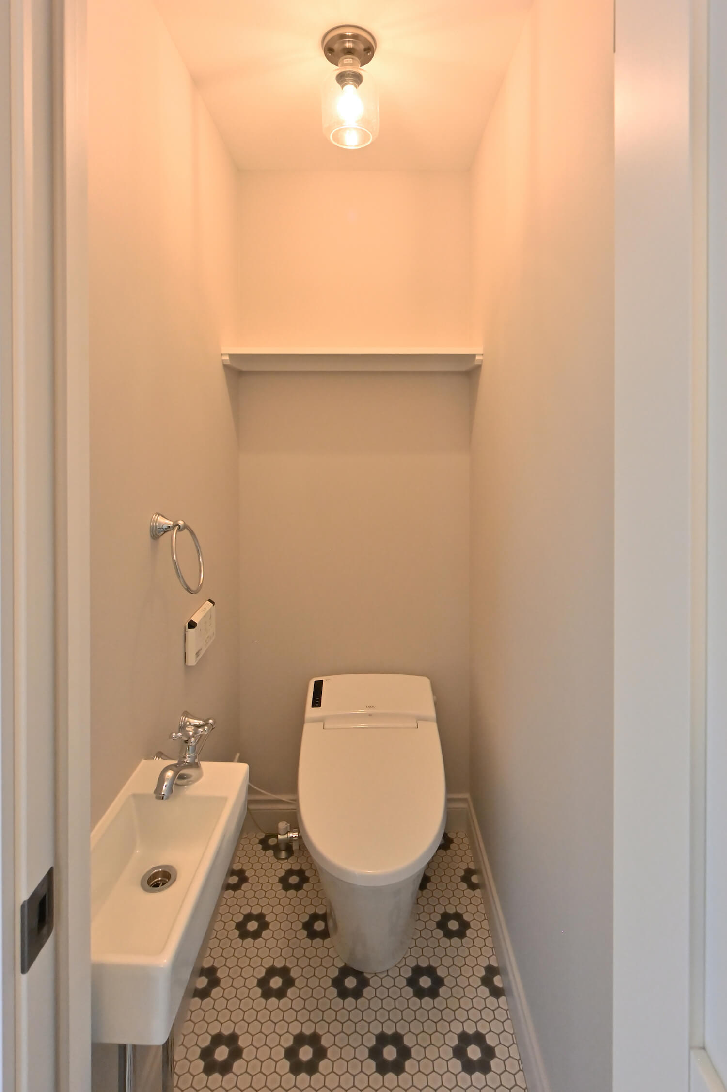 ニューヨークスタイルの木造賃貸アパートメントのトイレ 東京都港区白金